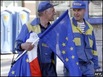 Розвішування прапорів ЄС у нових членах організації 