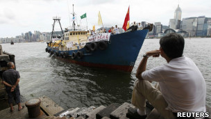 جزیرے پر پہنچنی والی کارکنوں کی کشتی