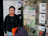 Silania Alves em frente a uma das imobiliárias que recusou alugar um apartamento (arquivo pessoal).