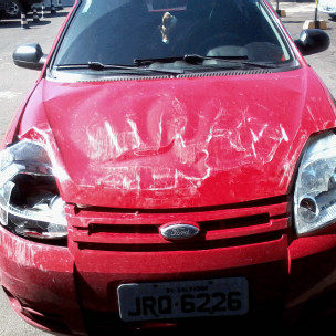 Carro acidentado da blogueira do Palanque BBC (Raíza Tourinho - BBC Brasil)