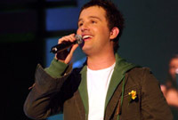 Rhydian Bowen Harris yn perfformio'r gân