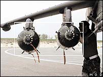 Bombas de fragmentação levadas por RAF Harrier