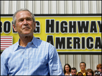 Bush é aplaudido numa fábrica da Caterpillar em Illinois, onde assinou a lei