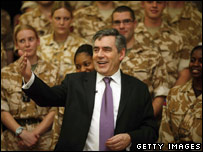 براون در بازدید از نیروهای بریتانیایی در بصره