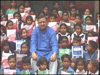 रमन सिंह स्कूली बच्चों के साथ