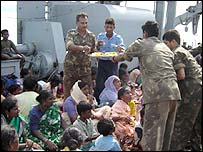 بھارتی فوج سونامی کے متاثرین کو امداد پہنچارہی ہے 