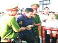 Hình ảnh được nói là linh mục Lý 'đạp đổ vành móng ngựa'