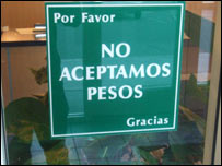 Placa avisa que loja não aceita moeda mexicana