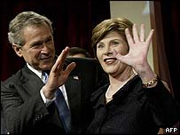 George Bush ve eşi Laura Bush