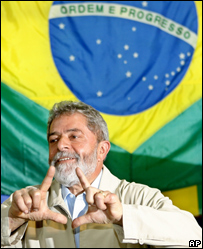 O presidente Luiz Inácio Lula da Silva faz gesto após votar em 2006 (arquivo)