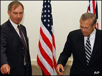 Os secretários da Defesa britânico (esq.) e dos EUA