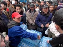 Moradores de Harbin se abastecem de água