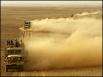 Soldados iraquianos em operação no deserto contra rebeldes perto de Karabilah