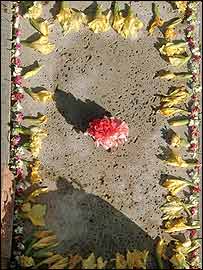 سنگ قبر احمد شاملو پس از تخريب - عکسها از آرش عاشوری نيا - وب سايت کسوف