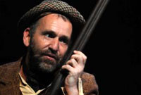  Iwan Charles ac Arianna, enillydd cystadleuaeth lliwio Llyfr Mawr y Plant a drefnwyd