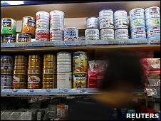 香港上水某药店内上架的外国进口奶粉（31/1/2011）