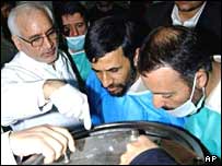 احمدی نژاد و آقازاده در بازديد از نطنز