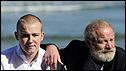 Director Peter Mullan y actor Connor McCarron 