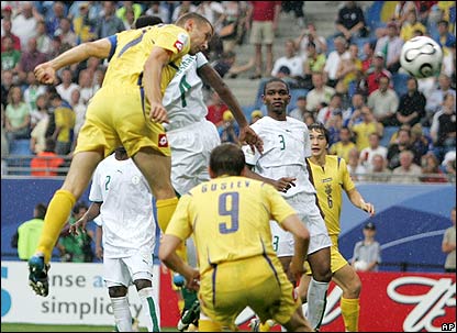 舍甫琴科头球攻门