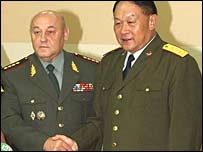 ژنرال يوری بالويوسکی (چپ) و ژنرال ليانگ گوانگلی رييسان ستادهای مشترک روسيه و چين در کنفرانس مطبوعاتی