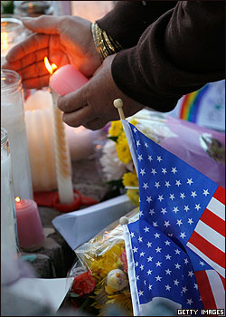 Una vela es encendida por Gabrielle Giffords