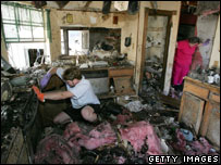 ساکنان نيواورلئان بعد از تندباد کاترينا در حال نظافت خانه خود هستند