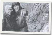 Margery Warren (chwith)