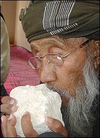 صوفی عبدالرزاق در حال خوردن سنگ