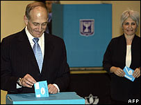 Ehud Olmert oy kullanıyor