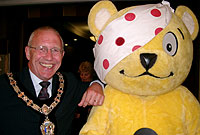 Y Cynghorydd Brian Cossey, Maer Tref Bae Colwyn gyda Pudsey