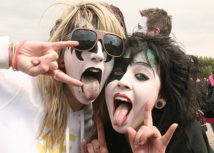 400 Kiss fans in make-up!