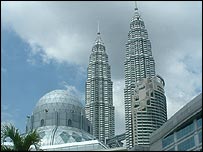 Bir cami ve petronas kuleleri