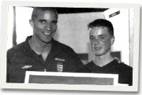 Eifion Porter a gôl-geidwad Lloegr, David James a'r poster buddugol