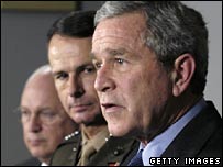 صدر بش، ڈک چینی اور چیئرمین جوائنٹ چیف آف سٹاف جنرل پیٹر کے ہمراہ