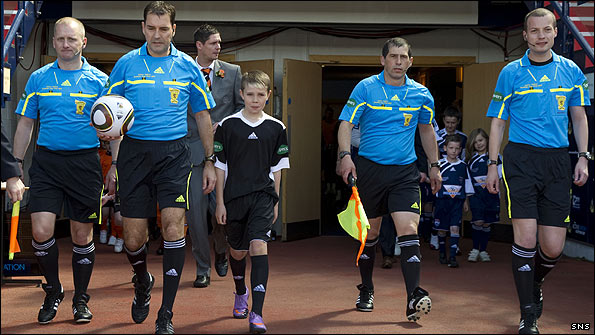 Scottish referees have voted to withhold their labour this weekend