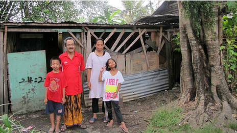 失业的阿卜杜拉·马希德与家人