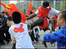 Sinh viên Trung Quốc đã đụng độ với các nhóm phản đối việc rước đuốc