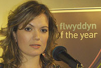 Angharad Llwyd a fu'n darllen rhannau o rai o'r llyfrau