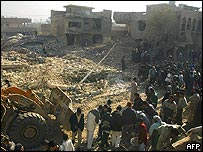 Bağdat'ta patlama sonrası yıkılan evin görüntüs