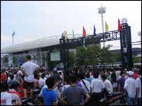 Sân Mỹ Đình náo loạn người hâm mộ