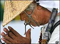 Japonês homenageia vítimas em Nagasaki
