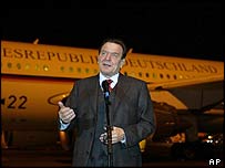 Gerhard Schröder před odletem do Číny