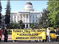 Beyaz Saray önünde Türkiye'yi Ermenilere soykırım uygulandığını kabul etmeye çağıran gösteri