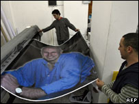 Phóng viên tại chỗ in poster có hình Johnston để biểu tình