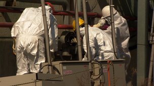 大約三千工人仍在清污