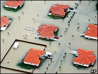 Katrina kasırgası nedeniyle sel suları altında kalan evler