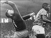 Pelé sobe junto com o goleiro sueco Kalle Svensson na final