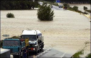 Záplavy znemožnily dopravu na desítkách důležitých silničních tahů