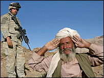 يک روستايی افغان، به فرمان سرباز آمريکايی متوقف شده است
