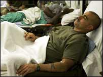 Soldado americano se recupera em hospital após ser baleado em combate perto da fronteira síria